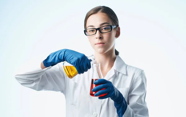 Femme médecin professionnel avec des flacons de vaccin en main analyse — Photo