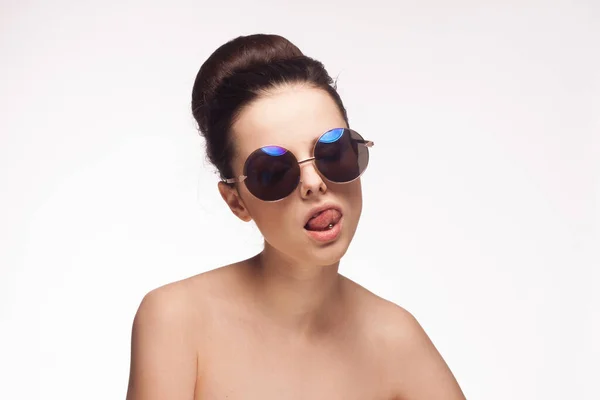 Güzel bir kadın çıplak omuzlar ve güneş gözlüğü açık arka plan modası — Stok fotoğraf