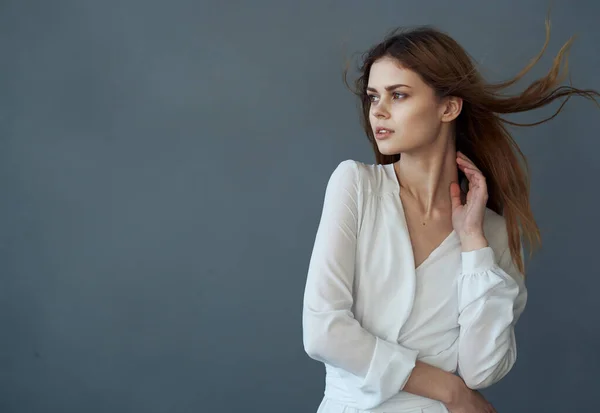 Žena v bílých šatech atraktivní vzhled luxusní model šedé pozadí — Stock fotografie