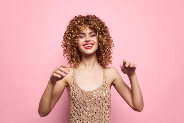 Modelo encantador Mais divertido cabelo encaracolado lábios vermelhos emoções maquiagem brilhante — Fotografia de Stock