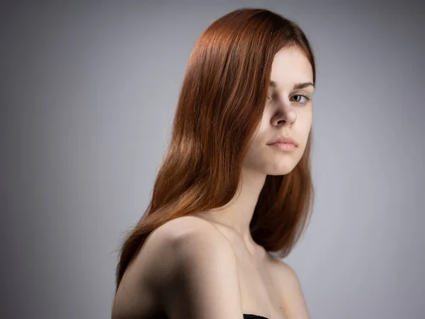 Portret van een vrouw rood haar naakte schouders zijaanzicht — Stockfoto