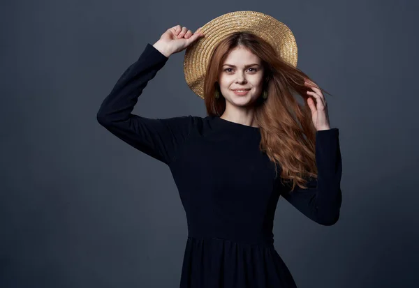 Mujer bonita en encanto sombrero de lujo vestido negro modelo divertido — Foto de Stock