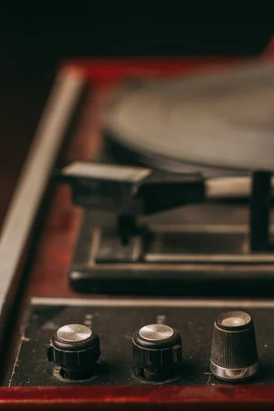 Lütfen gramofon çalan klasik tarz vinil plakları geçmişe döndür — Stok fotoğraf
