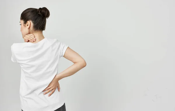 Γυναίκα σε λευκό t-shirt προβλήματα υγείας του σώματος δυσφορία πόνο — Φωτογραφία Αρχείου