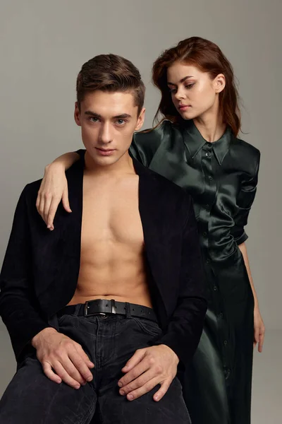 En man med en uppknäppt skjorta bredvid en kvinna romantik lyx attraktivitet — Stockfoto