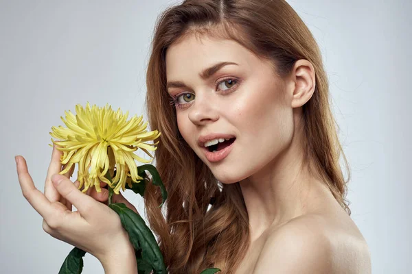 Csinos nő virágok meztelen vállak kozmetikai báj ajándék — Stock Fotó