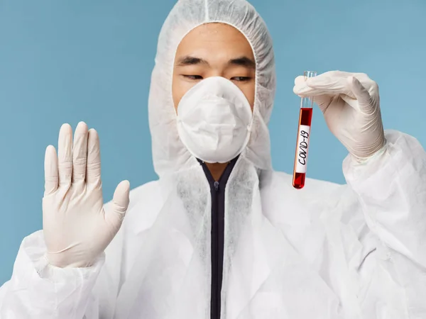 Чоловіча лабораторія асистент медичного одягу аналіз крові ковад-19 огляд безпеки — стокове фото