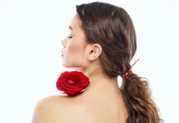 Sexy kobieta z czerwony kwiat na ramieniu na lekkim tle przycięte widok z tyłu — Zdjęcie stockowe