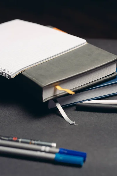 Блокнот і ручка документи офісні робочий стіл сірий фон — стокове фото