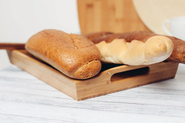 Panecillos recién horneados en la cocina pan bin comida —  Fotos de Stock