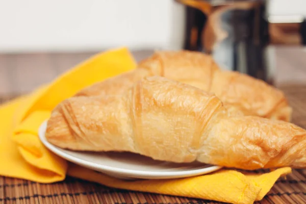 Frische Croissants auf dem Tisch Kaffeetasse Frühstück — Stockfoto