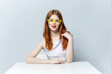 Neşeli kızıl saçlı kadın sarı gözlükler gülümsüyor kırmızı dudaklar