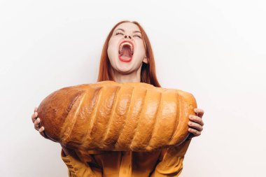 Duygusal kadın ağzını açıyor. Açlık içinde bir somun un ekmeği.