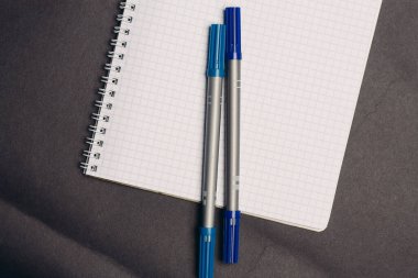 Ofis gri arkaplan kağıtları yazan kalemli not defteri