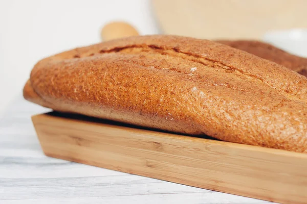 Cubos de pan de pan fresco en la ración de comida de cocina de mesa —  Fotos de Stock