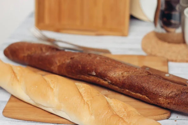 Produtos de padaria frescos em várias pernas de mesa cozinha café da manhã — Fotografia de Stock