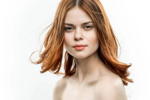 예쁜 여자붉은 머리에 열정적으로 발가벗은 어깨 모델 — 스톡 사진