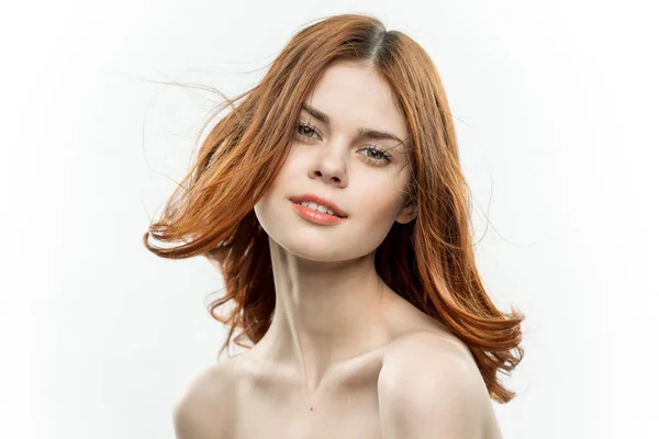裸の肩を持つ女性の肖像セクシーなルックグラマーアップ — ストック写真