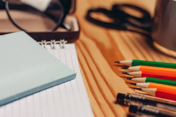 Блокноти олівці канцелярські шкільні предмети робочий стіл вид зверху — стокове фото