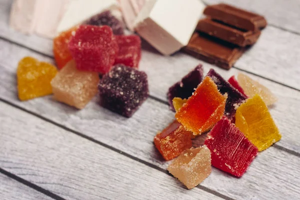 Doces de marmelada multicoloridos sobremesa fundo de madeira — Fotografia de Stock