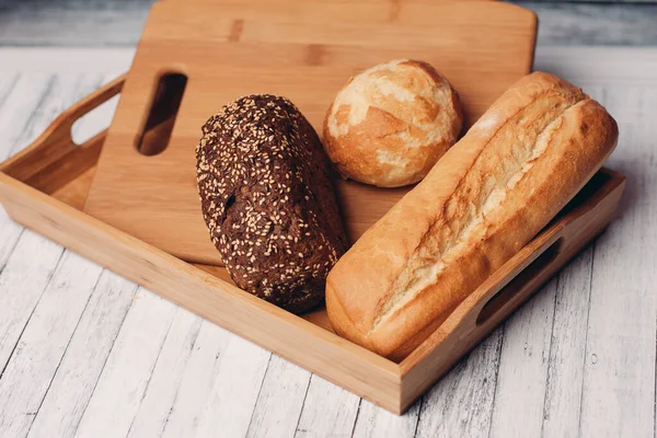 Chleb pełnoziarnisty bochenki domowe ciasta gotowanie deska z drewna zbliżenie — Zdjęcie stockowe