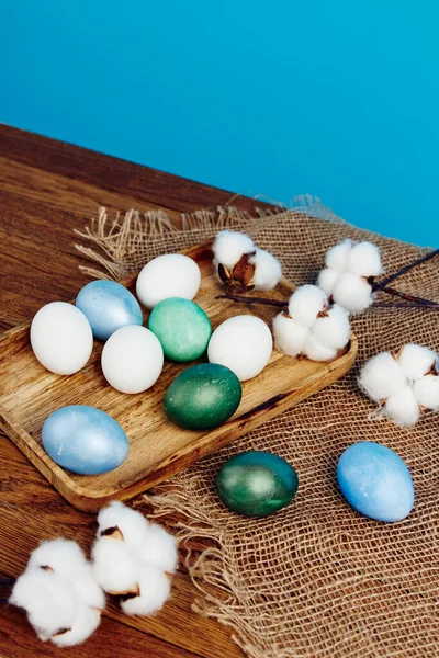 五彩斑斓的彩蛋，克里斯天假日，东方紫藤装饰 — 图库照片