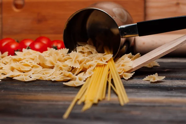 Ingredienti per fare la pasta italiana pomodorini ciliegia cucina — Foto Stock