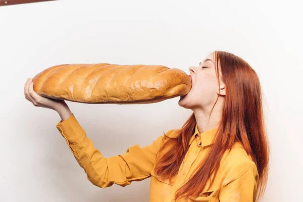 Mujer con pan fresco hambre calorías alimentos harina producto —  Fotos de Stock