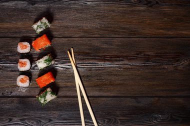 Suşi çubukları kırmızı zencefilli Asya mutfağı öğle yemeği