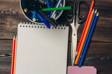 Not defterleri, ahşap masa ofis çizim okulu kalemleri.