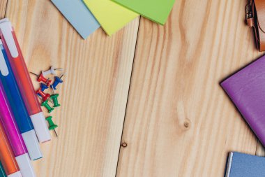 çok renkli keçeli kalem kırtasiyesi ahşap masa kapatma ofisi