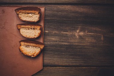 Sütlü çikolata ve pasta, ahşap masa manzaralı tatlı kremalı.