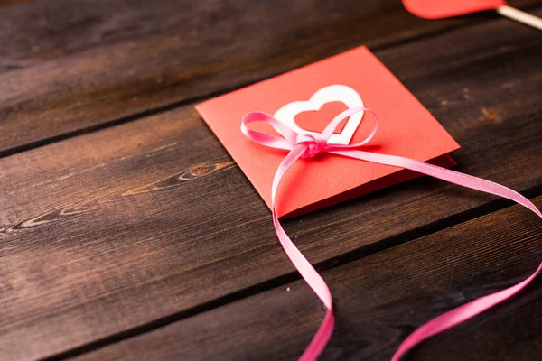 Tarjeta con la decoración del corazón regalo de vacaciones día de San Valentín — Foto de Stock