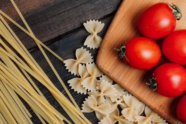 Ingrediënten voor het maken van Italiaanse pasta cherry tomaten saus keuken — Stockfoto