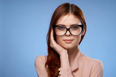 Güzel kadın cazibesi yüz gözlüğü yanında stüdyo çekiciliği