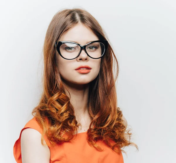 Rothaarige Frau mit orangefarbener Schminkfrisur und Brille — Stockfoto