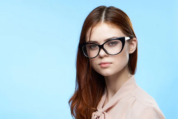 Hübsche Frau mit Brille eleganten Stil Modestudio abgeschnitten Ansicht — Stockfoto