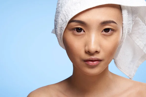 Όμορφη ασιατική γυναίκα καθαρή πετσέτα φροντίδας του δέρματος στο κεφάλι μπλε φόντο — Φωτογραφία Αρχείου