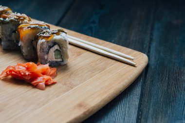 Zencefilli suşi çubukları ahşap tahta Japon mutfağı aperatifleri