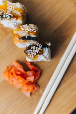 Suşi çubukları ahşap tahta restoran üst görünümü