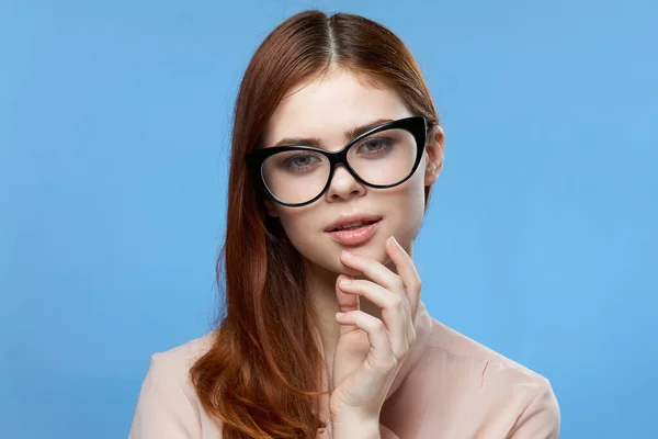 Bela mulher glamour óculos moda estilo elegante modelo — Fotografia de Stock