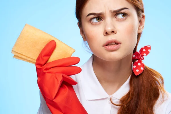 Limpieza emocional señora con un trapo en las manos guantes de goma de cerca — Foto de Stock