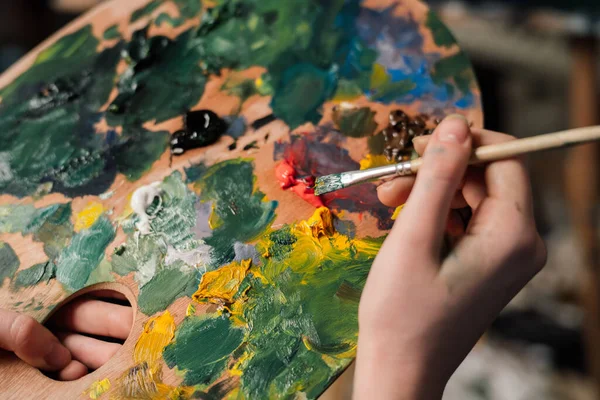 The artist paints a picture on an easel palette image — Stock Photo, Image