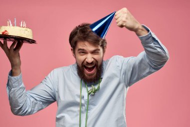 Pembe arka planda pastası olan sakallı adam doğum günü partisi kurumsal duygular yalnızlık modeli