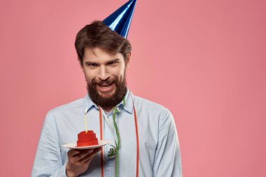 Pembe arka planda pastası olan ve fotokopi çekilen mutlu bir araba.