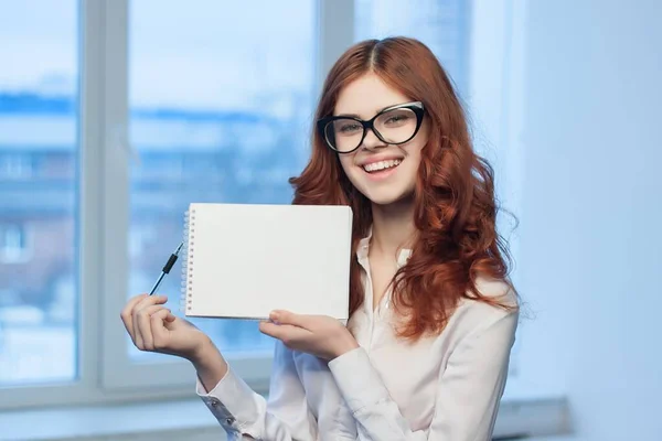 Ділова жінка в білій сорочці з блокнотом в руках офісні документи фінанси — стокове фото