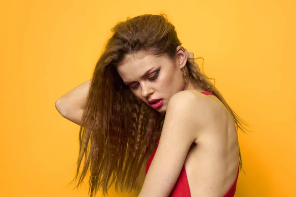 Hübsche Frau welliges Haar rot Tank Top Mode Lifestyle Kosmetik gelb Hintergrund — Stockfoto
