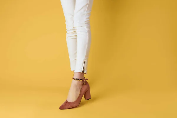 Γυναικεία πόδια μοντέρνα παπούτσια πολυτελές κίτρινο φόντο κομψό στυλ — Φωτογραφία Αρχείου