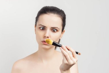 Esmer, çıplak omuzlar, yüz kremi.