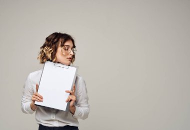 Belge klasörlü iş kadını Boş kağıt maketi